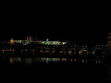 夜のカレル橋とプラハ城