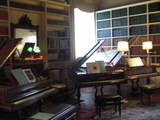 there are so many antique pianos! 2
